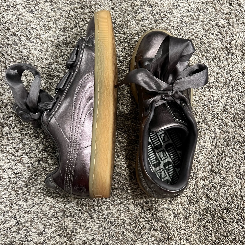 Puma with bow, color gray good condition